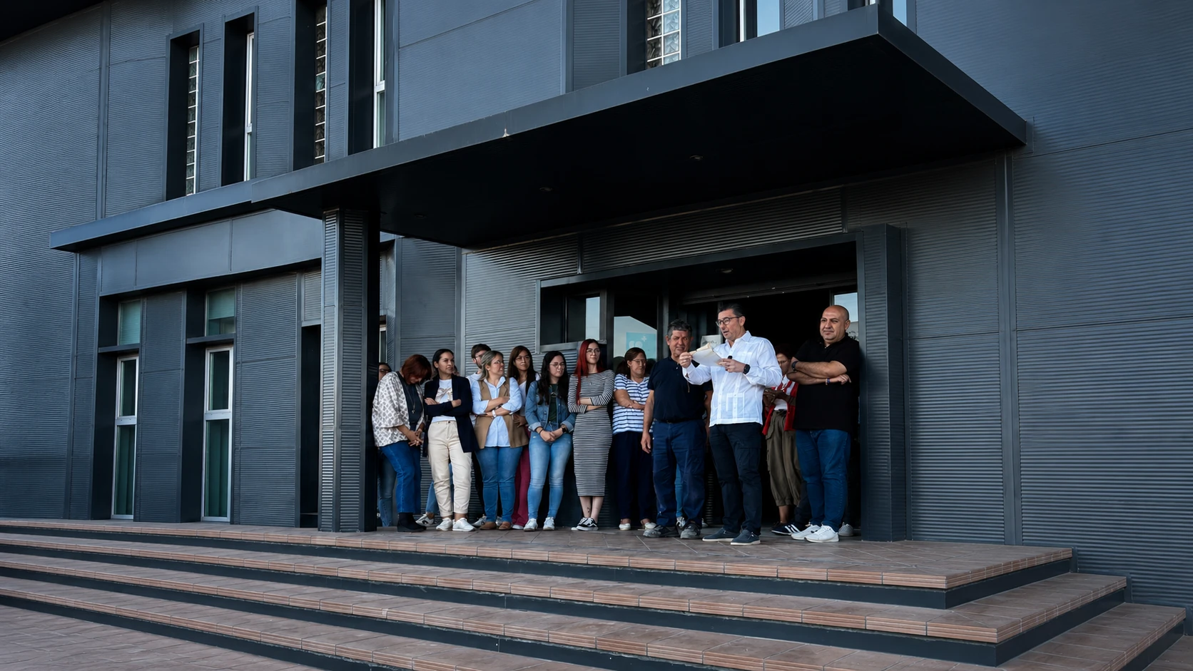 Equipo de Grupo ACB en la entrada de la fábrica de Lucena