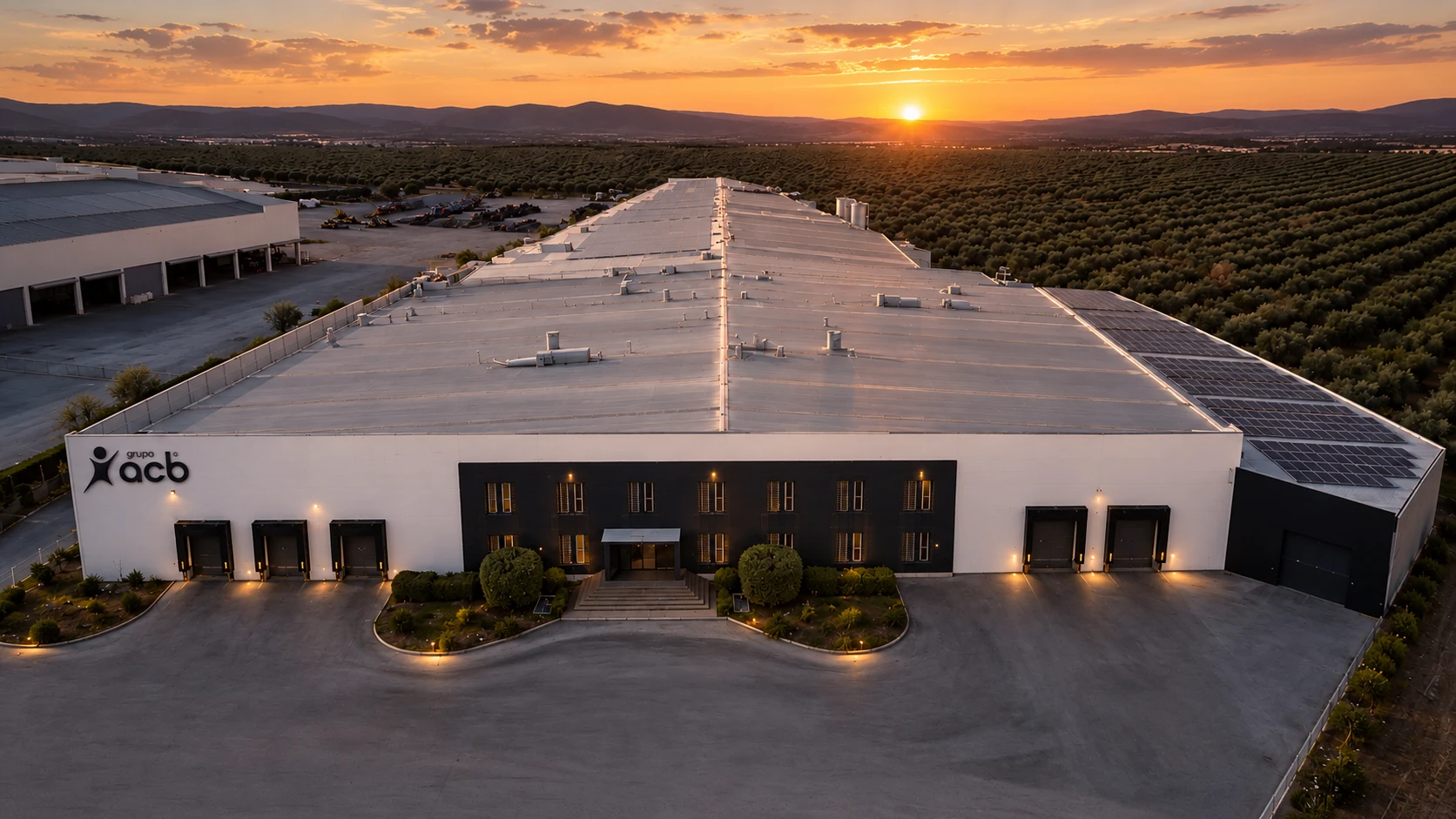 Vista aérea de la fábrica de Grupo ACB en Lucena al atardecer